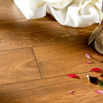 Granatowe płytki do łazienki – królewski odcień w Twoim domu